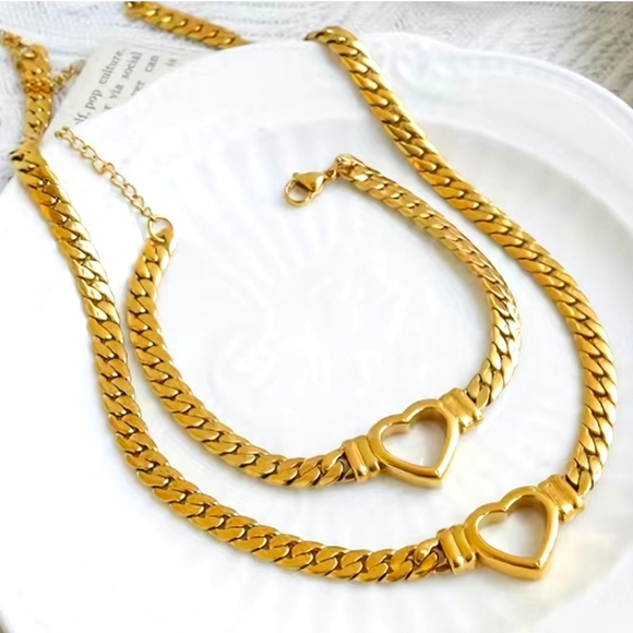 18kgp Stainless steel 2 pc set. Heart Necklace and Bracelet - Picture 3 of 7